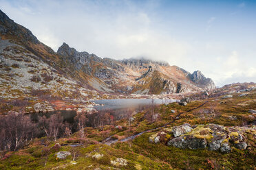 Norwegen, Lofoten Inseln, Henningsvaer, Berge im Herbst - WVF00984