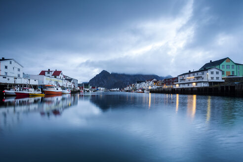 Norwegen, Lofoten, Henningsvaer am Abend - WVF01002