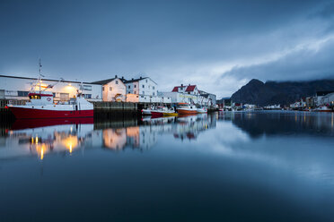 Norwegen, Lofoten, Henningsvaer am Abend - WVF01003