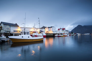 Norwegen, Lofoten, Henningsvaer am Abend - WVF01004