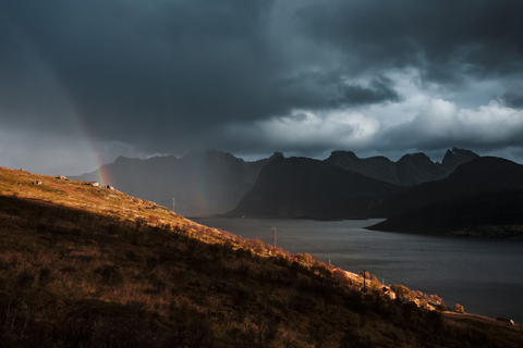 Norwegen, Lofoten-Inseln, Regenbogen, in der Nähe von Kvalvika Strand, lizenzfreies Stockfoto
