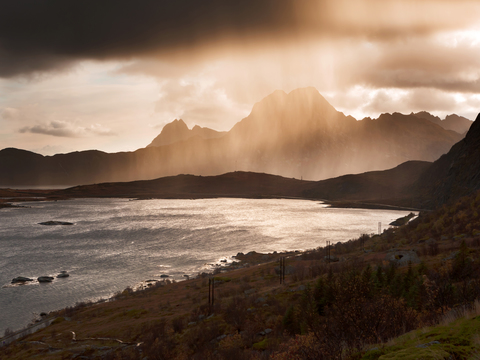 Norwegen, Lofoten, Regenfälle in der Nähe von Kvalvika Strand, lizenzfreies Stockfoto