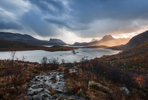 Norwegen, Lofoten-Inseln, in der Nähe von Kvalvika Strand - WVF01013