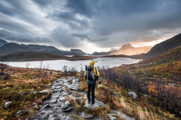 Norway, Lofoten Islands, Hiker on the way to Kvalvika Beach - WVF01014