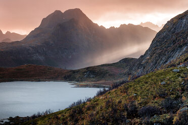 Norwegen, Lofoten, nahe Kvalvika Strand, Abendlicht - WVF01015