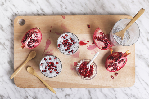 Zwei Gläser Chia-Pudding mit Granatapfelkernen, lizenzfreies Stockfoto