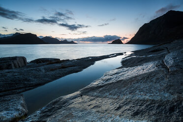 Norway, Lofoten Islands, Haukland Beach, northern lights - WVF01039