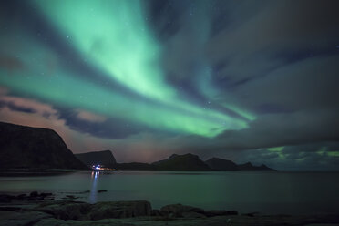 Norwegen, Lofoten-Inseln, Haukland Strand, Nordlicht - WVF01047