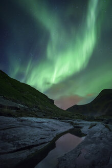 Norwegen, Lofoten-Inseln, Haukland Strand, Nordlicht - WVF01048