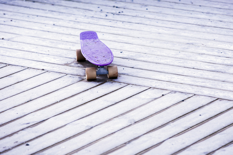 Lila Skateboard, lizenzfreies Stockfoto