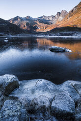 Norwegen, Lofoten-Inseln, gefrorenes Wasser - WVF01056