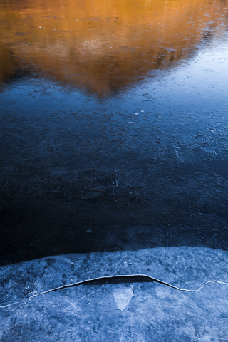 Norwegen, Lofoten-Inseln, gefrorenes Wasser, lizenzfreies Stockfoto
