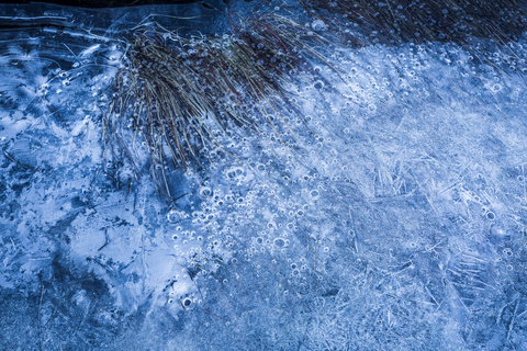 Norwegen, Lofoten-Inseln, gefrorenes Wasser, lizenzfreies Stockfoto