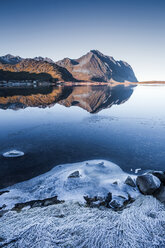 Norwegen, Lofoten-Inseln, gefrorenes Wasser - WVF01065