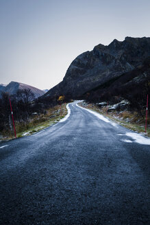 Norwegen, Lofoten, leere Landstraße - WVF01076