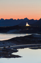 Norwegen, Lofoten, Leknes, Blick auf die beleuchtete Kirche - WVF01079