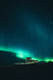 Norwegen, Lofoten, Eggum, Fischerboot unter Sternenhimmel und Nordlichtern - WVF01080