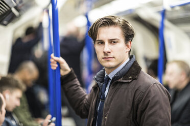 UK, London, Porträt eines Geschäftsmannes in einem U-Bahn-Zug - WPEF00179