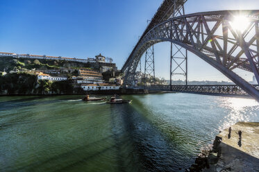 Portugal, Porto, Altstadt, Fluss Douro und Brücke Luiz I. in der Sonne - THAF02149