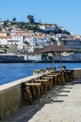 Portugal, Porto, Fluss Douro, Tische in einem Restaurant - THAF02150