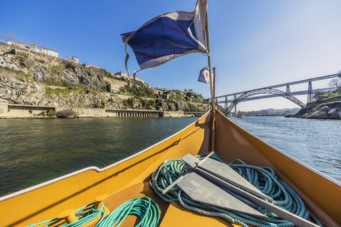 Portugal, Porto, Fluss Douro, Ausflugsboot und Brücke Luiz I. im Hintergrund, lizenzfreies Stockfoto