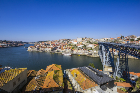 Portugal, Porto, Stadtansicht, Fluss Douro und Arrabida-Brücke, lizenzfreies Stockfoto