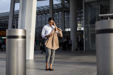 Businesswoman looking at smartphone - MAUF01375