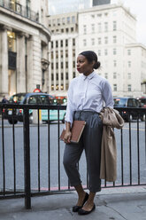 UK, London, fashionable businesswoman waiting on the street - MAUF01385