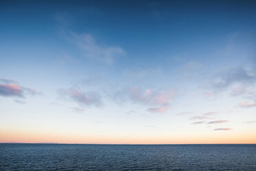 Norwegen, Lofoten Inseln, A i Lofoten, Meer im Abendlicht - WVF01098