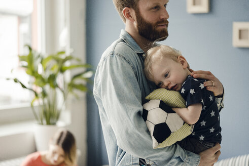 Vater verbringt Zeit mit seinem Sohn zu Hause - KNSF03704