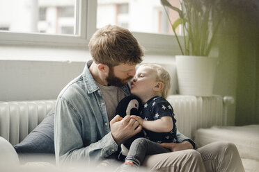 Vater verbringt Zeit mit seinem Sohn zu Hause - KNSF03706