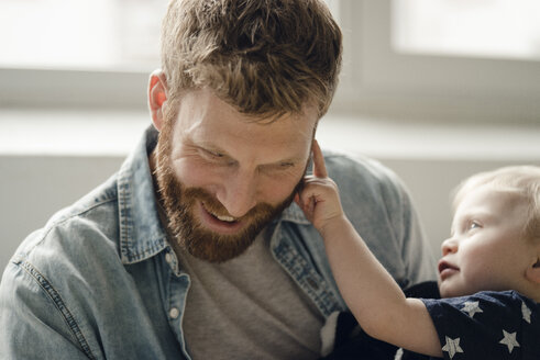 Vater verbringt Zeit mit seinem Sohn zu Hause - KNSF03707