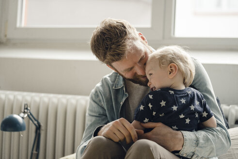 Vater verbringt Zeit mit seinem Sohn zu Hause - KNSF03708