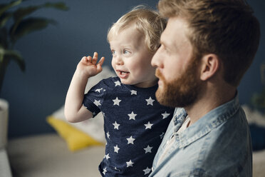 Vater verbringt Zeit mit seinem Sohn zu Hause - KNSF03709