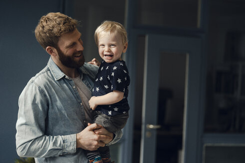 Vater verbringt Zeit mit seinem Sohn zu Hause - KNSF03712