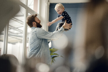 Vater und kleiner Sohn haben Spaß zusammen zu Hause - KNSF03714