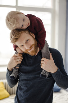 Vater und kleiner Sohn haben Spaß zusammen zu Hause - KNSF03764