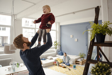 Vater und kleiner Sohn haben Spaß zusammen zu Hause - KNSF03778