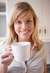 Nahaufnahme einer Frau mit Kaffeetasse in der Hand - MASF00333