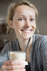 Frau mit Milchkaffee in der Hand - MASF00351