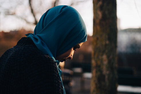 Seitenansicht einer jungen Frau, die einen Hidschab trägt - MASF00390