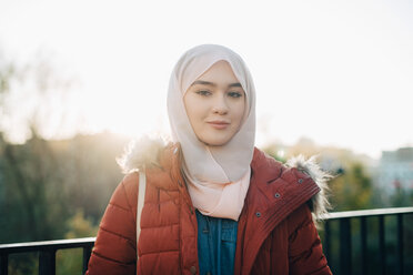 Porträt einer selbstbewussten jungen muslimischen Frau vor klarem Himmel - MASF00393