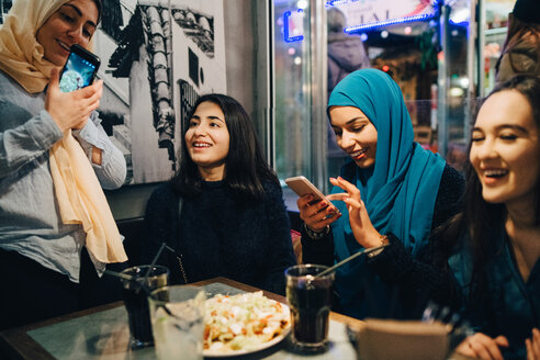 Glückliche multiethnische Freundinnen in einem Café - MASF00413