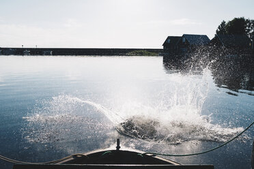 Plätscherndes Wasser im See mit dem Boot gegen den Himmel an einem sonnigen Tag - MASF00541