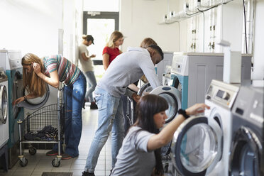 Universitätsstudenten benutzen Waschmaschinen im Waschsalon auf dem Campus - MASF00558