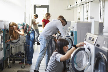 University students using washing machines at campus laundromat - MASF00558