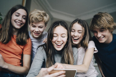 Glückliche männliche und weibliche Freunde nehmen Selfie durch Smartphone zu Hause - MASF00752