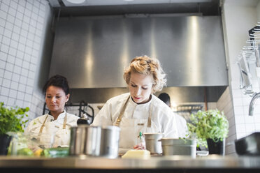 Niedriger Blickwinkel auf weibliche Köche bei der Arbeit an der Küchentheke in einem Restaurant - MASF00888