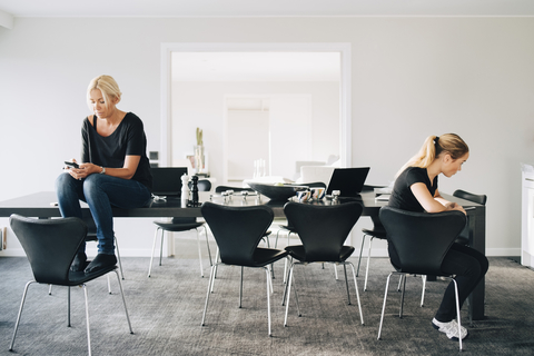 Familie mit Esstisch im Zimmer zu Hause, lizenzfreies Stockfoto