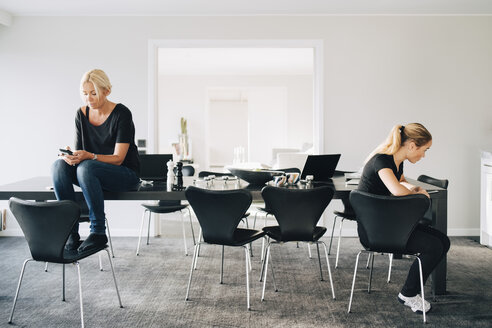 Familie mit Esstisch im Zimmer zu Hause - MASF00904